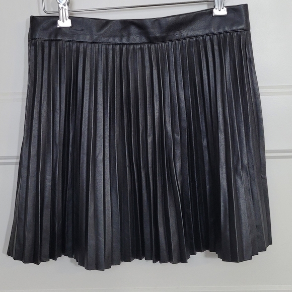 Lulus Faux Leather Skirt Size M - Picture 2 of 8